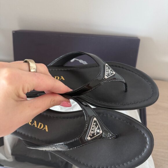 NWT Prada Thong Flat Sandals Black Leather Triangle Logo Sz 35 - Picture 7 of 10